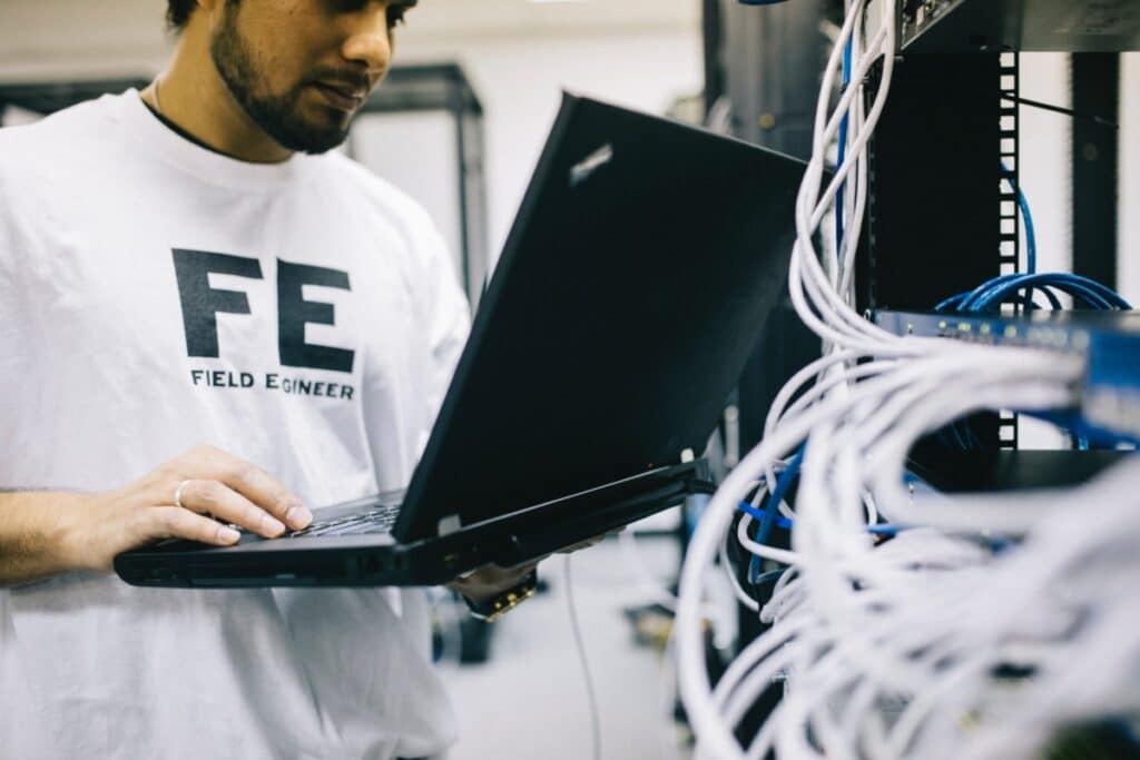 Miami computer technician Reparamos computadoras a domicilio​ Technician in server room